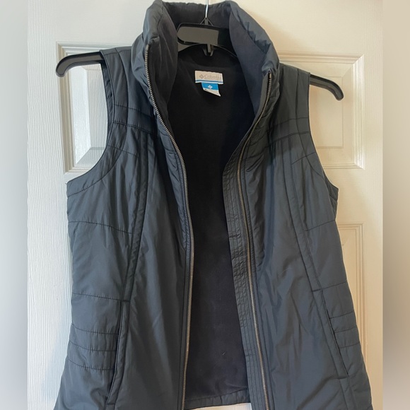 Columbia women’s fitted vest size M. - Picture 3 of 4